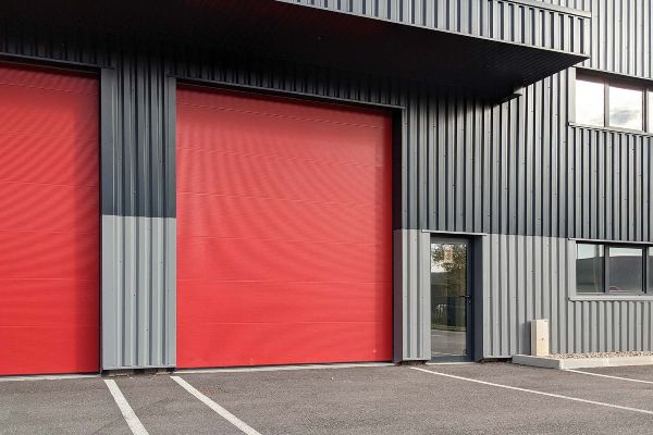 Pintores de fachadas en Pamplona y Navarra · pintado de fachada de nave
