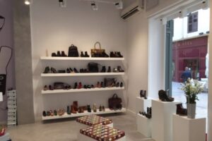 Pintores de locales comerciales en Pamplona · paredes y techos de tienda de zapatos