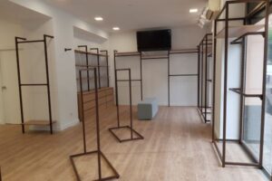 Pintores de locales comerciales en Pamplona · sanear paredes en local comercial