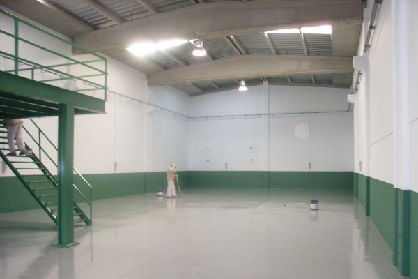 Pintores de naves industriales en Pamplona y Navarra · Nave industrial pintada de blanco y verde