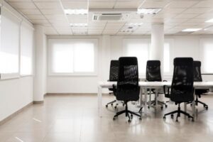 Pintores de oficinas en Pamplona, Navarra · pintar paredes de sala con columnas