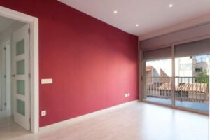 Pintores de pisos en Pamplona · pared del salón pintada de rojo