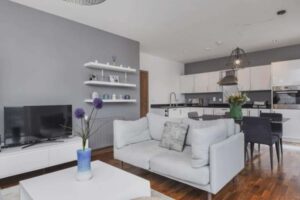 Pintores de pisos en Pamplona · paredes grises y blancas salon cocina