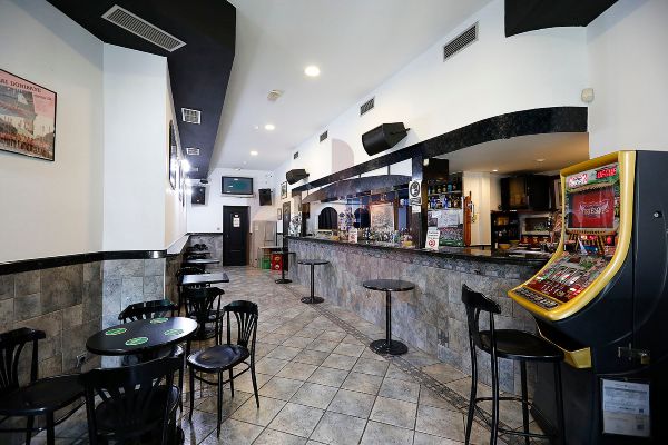 Pintores de restaurantes en Pamplona · paredes y techos pintados en un bar